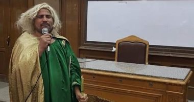 أستاذ جامعى يبتكر أسلوبا جديدا لتدريس التاريخ اليونانى فى جامعة القاهرة.. الدكتور رجب سلامة حول الكتب الدراسية لمسرحيات أبطالها الطلاب.. ويؤكد: نتبنى فكرة مسرحة المناهج.. ونسعى لتسهيل وصول المعلومة إلى الطلاب