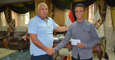 محافظ الوادى الجديد يكرم طالب ابتكر مكيف من مخلفات البيئة ويمنحه مكافآة