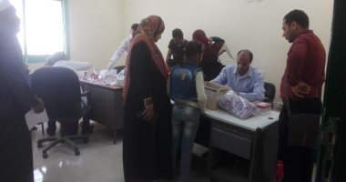 صور.. قافلة بقرية "القرايا" فى جميع التخصصات بالمجان بمدينة إسنا