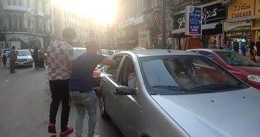 فيديو وصور.. الإسكندرانية يوزعون الشربات على السيارات احتفالا بالمولد النبوى