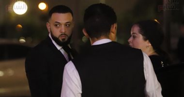 وصول رامى أخو هيثم احمد زكي بصحبة نورا ومى نور الشريف لتلقى العزاء.. صور وفيديو