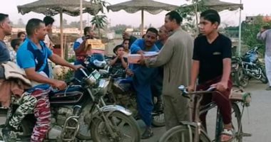 شباب قرية "طحلة" ببنها يحتفلون بالمولد النبوى بتوزيع الحلوى على الطريق