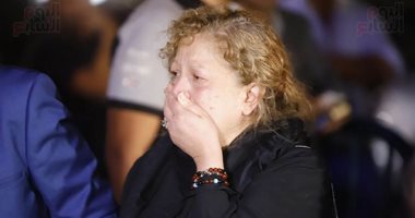 فيديو وصور.. بكاء سمية الألفى فى عزاء هيثم احمد زكي.. وأشرف زكى يساندها