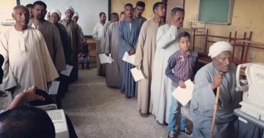 قافلة طبية توقع الكشف على 715 حالة لمرضى العيون بالأقصر