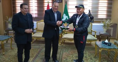 صور.. محافظ الشرقية يكرم صلاح عزازى بعد فوزه ببطولة العالم للكيك بوكسينج