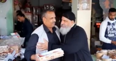 صور.. راعى كنيسة الغردقة يطلق مبادرة "أعيادنا واحدة" ويوزع حلوى المولد 