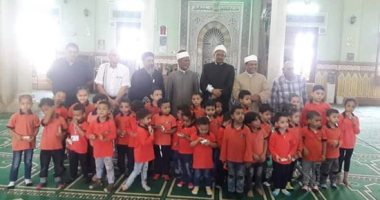 أطفال حضانة العذراء مريم يهنئون شيوخ مسجد الطابية بأسوان بالمولد النبوى.. صور