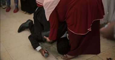 قارئ يشارك "صحافة المواطن" بصورة تقبيل قدم أمه فى فرحه بمحافظة قنا 