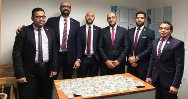 جمارك مطار الغردقة تحبط محاولة تهريب 10 آلاف دولار مزيفة.. صور
