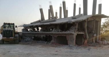 صور.. إزالة مبنى مخالف يعيق توسعه بطريق "السعدية - كفر العزازي" بالشرقية