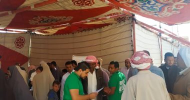 صور.. توافد أهالى العلمين على قافلة طبية للكشف على العيون
