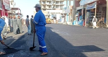 صور.. رصف وتطوير الشارع الرئيسي بمدينة الضبعة وشوارع مرسى مطروح