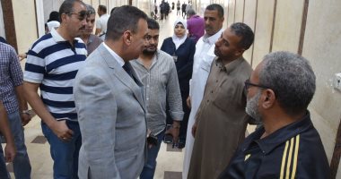 صور.. سكرتير عام محافظة مطروح يتفقد سير العمل ويراجع دفاتر الحضور بالمستشفى العام
