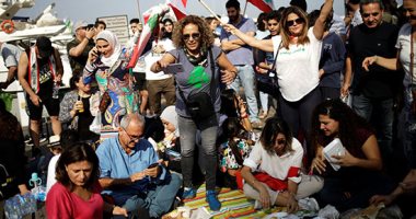 اللبنانيون يواصلون احتجاجاتهم لليوم الـ35 ويقطعون الطرقات بالإطارات غير المشتعلة والحواجز الحديدية.. عون يجرى اتصالات قبل الاستشارات النيابية الملزمة لتسهيل تأليف الحكومة