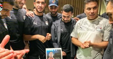 فيديو وصور.. المنتخب الوطنى يحتفل بعيد ميلاد أحمد فتحى فى المعسكر