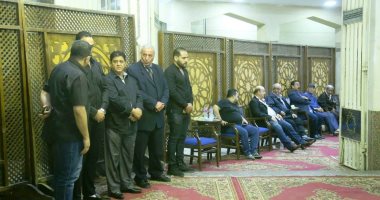 أشرف زكى وأحمد السعدنى أول الحاضرين فى عزاء المخرج أحمد خضر