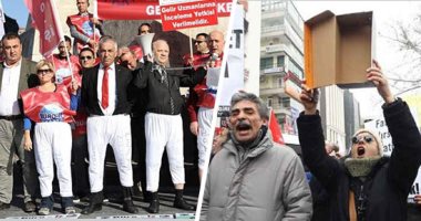 "الأتراك جابوا آخرهم من أردوغان".. يتظاهرون ضده بالـ"الكسلون" وصناديق الأحذية لتدنى الأوضاع الاقتصادية وفساد أسرته.. وضابط تركى سابق يكشف: يبيع كتب داعش مختومة بختم تركيا الرسمى.. فيديو وصور