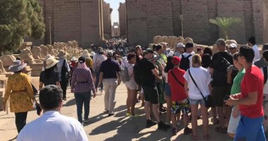 صور.. توافد الأفواج السياحية على مطار الأقصر الدولى والمعابد لقضاء الشتاء