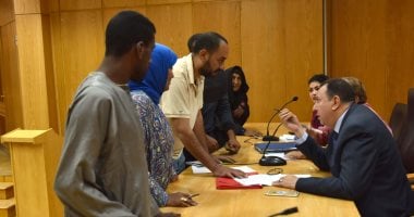 صور.. سكرتير عام الأقصر يناقش مشكلات المواطنين بفعاليات "اليوم المفتوح"