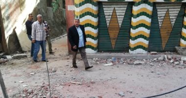 رئيس حى غرب الاسكندرية يتابع أعمال الإزالة لعقار مائل بالورديان