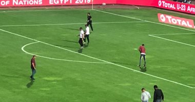 صور.. صيانة لأرضية استاد القاهرة استعدادا لمباراة منتخب مصر الأولمبى أمام غانا