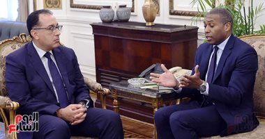 رئيس الوزراء يلتقى النائب الأول لرئيس شركة "أوبر" العالمية.. ويرحب باستثماراتها فى مصر.. ويشيد باستجابتها لمطلب الرئيس السيسى بتدشين خدمة "أوبر باص".. تونى ويست: السوق المصرية من أهم أسواق الشركة بالشرق الأوسط