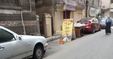 قارئ يرسل شكوى من جراج يحتل أرصفة الشارع ويشغل الطريق