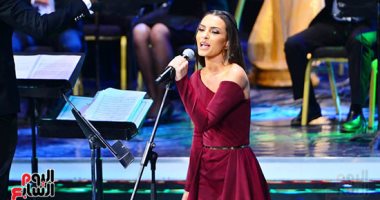 كارمن سليمان تبدأ حفلها بـ"حضن دافى" بمهرجان الموسيقى وترفع لافتة كامل العدد