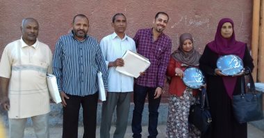 صور.. قبطى بالأقصر يطلق مبادرة "رد الجميل" ويوزع حلوى المولد على المعلمين