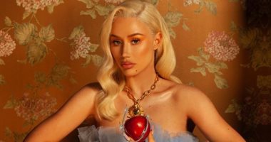 إيجي إزيليا تكشف عن غلاف ألبومها Wicked Lips قبل إطلاقه 15 نوفمبر 