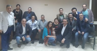 فنانون ومخرجون ونقاد يشاهدون العرض المسرحي "اهتزاز"..صور