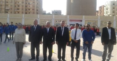 صور.. مدير تعليم الإسماعيلية يشارك طلاب مدرسة الاحتفال بالمولد النبوى