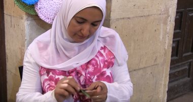 "أميرة" درست حاسبات ومعلومات لكن فتحت باب رزقها بإبرة كروشيه.. فيديو 