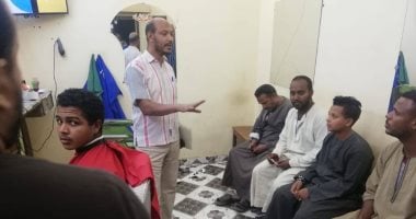 صور.. "صحة أسوان" تنظم حملة لتوعية "الحلاقين" بخطورة فيروس سى