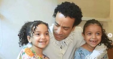 صورة.. سامح حسين "أبو البنات" يدلل ابنتيه فاطمة ومريم