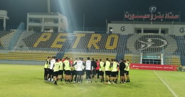 صور.. شوقى غريب يجتمع بلاعبى المنتخب الاولمبي 15 دقيقة قبل انطلاق المران