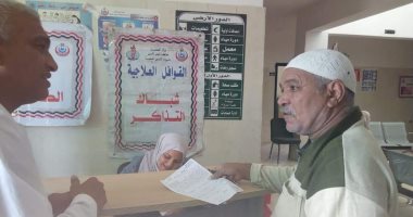 صور.. الكشف على 103 حالات ضمن قافلة طبية بقرية النصر فى سفاجا
