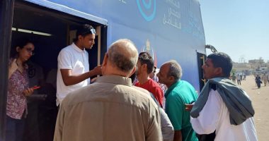صور.. أتوبيس التأمين الصحى الشامل بالأقصر يسجل المواطنين أمام دير مار جرجس