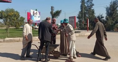 رئيس مدينة كفر الشيخ لعمال النظافة: مستعد أبوس إيد كل واحد فيكم