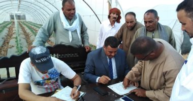 صور.. محافظ أسيوط: تسليم 201 عقد تقنين لواضعى اليد على أراضى الدولة