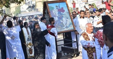 شاهد الآلاف يشاركون بـ"زفة أيقونة الشهيد" لدير مارجرجس بجبل الرزيقات