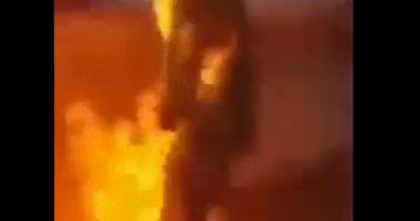صينى يختلف مع رفاقه فى وجهات النظر "فولعوا فيه".. فيديو 