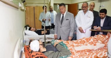 صور .. محافظ بنى سويف يزور مصابى حادث الطريق الصحراوى الشرقى