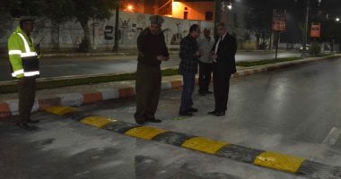 صور.. محافظ المنيا يتابع تنفيذ عدد من المطبات الصناعية بشارع الكورنيش