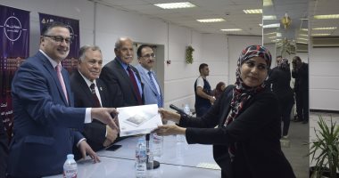 صور.. رئيس جامعة بنها يسلم جوائز الفائزين فى معرض الابتكار الأول