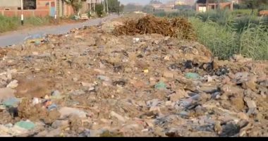 شكوى من تراكم القمامة بالطريق الرئيسى بين قريتى كفر حمودة بنى عامر  بالشرقية