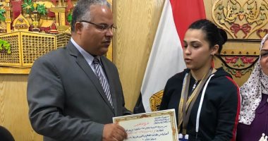 صور.. مدير "تعليم الإسماعيلية" يكرم بطلة العالم فى القوة البدنية 