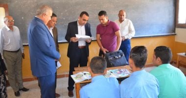 صور.. نائب محافظ الإسماعيلية يحيل مدير مدرسة للتحقيق أثناء جولته بالقصاصين