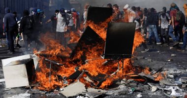 صور.. تصاعد المواجهات بين المتظاهرين والشرطة فى تشيلى وتراجع قياسى للعملة