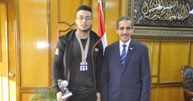 صور.. رئيس جامعة قناة السويس يستقبل الطالب الحاصل على لقب أقوى ناشئ فى العالم 